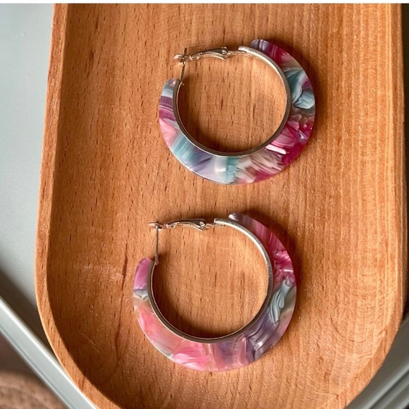 Acrylic pink and blue marbles hoop earrings - Picture 3 of 3